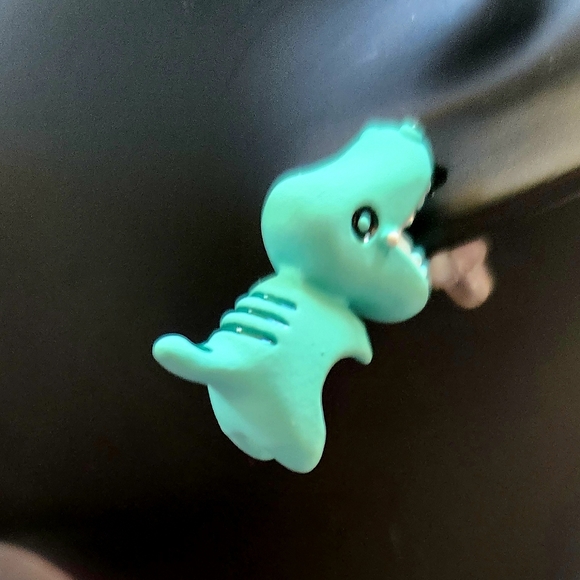 3D Green Biting Dinasour Earrings Biting Animal Earrings NWT - Picture 6 of 8